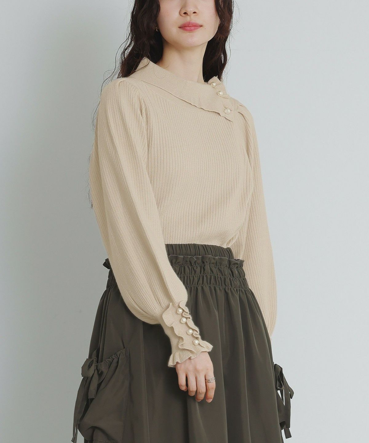フェイクパール付きフリルリブニット【20】 2(LL~3L) ライトベージュ フェイクパール付きフリルリブニット【20】 2(LL~3L) ライトベージュ
