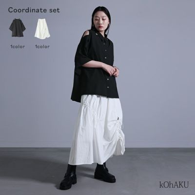スカート部分のシャーリングデザインがスタイルアップに優れたアイテム カッティングデザインシャツ×変形シャーリングデザインスカート