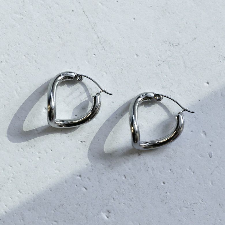 ウェーブフープピアス