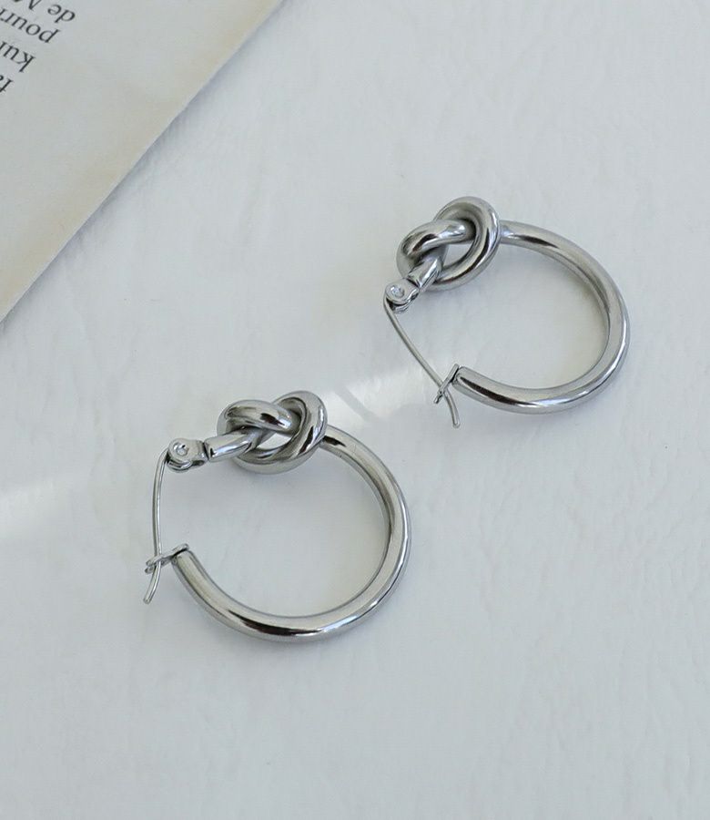 ノットデザインフープピアス【2】 - シルバー ノットデザインフープピアス【2】 - シルバー