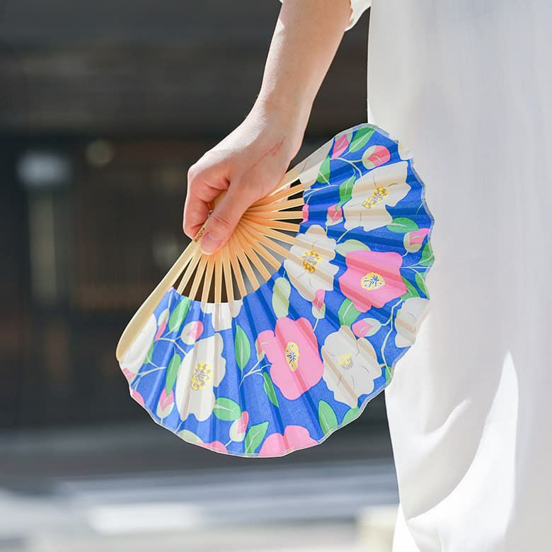 扇子 女性 レディース せんす うちわ 団扇 おしゃれ ギフト プレゼント 小物 着物 浴衣 花柄 袋ケース付き 扇子袋 和装小物 母の日 夏 コンパクト 涼 涼しい かわいい 軽量 携帯 暑さ対策 シェル型 布扇子 モダン 上品ブルーム扇子※メール便可※【2】 - ブルー 扇子 女性 レディース せんす うちわ 団扇 おしゃれ ギフト プレゼント 小物 着物 浴衣 花柄 袋ケース付き 扇子袋 和装小物 母の日 夏 コンパクト 涼 涼しい かわいい 軽量 携帯 暑さ対策 シェル型 布扇子 モダン 上品ブルーム扇子※メール便可※【2】 - ブルー