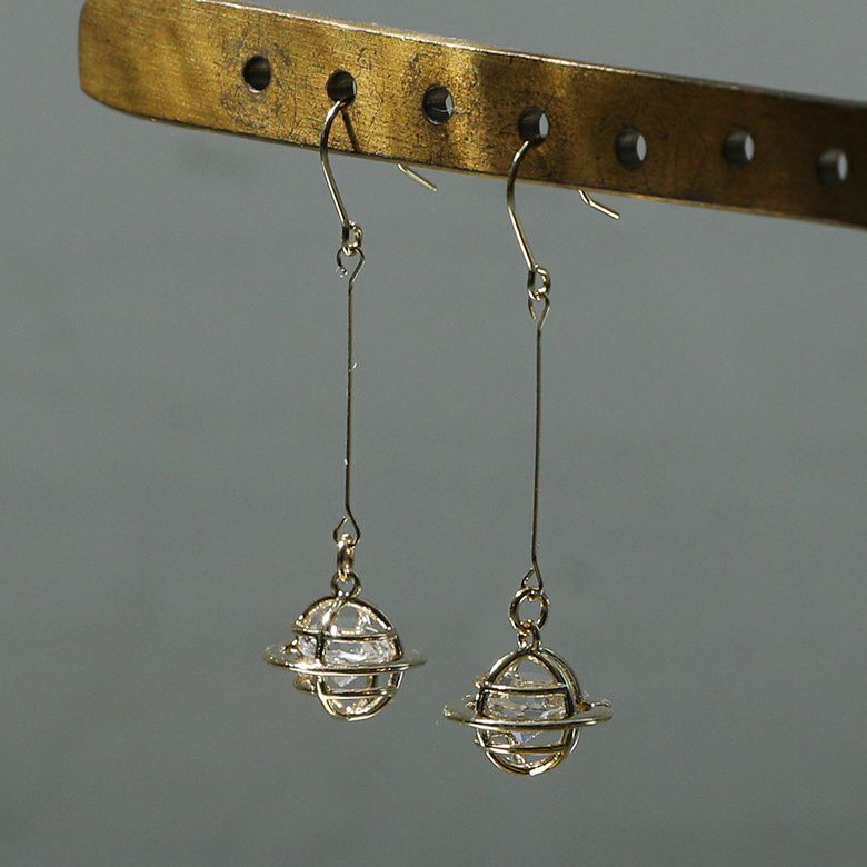 キラリと光る惑星ピアス